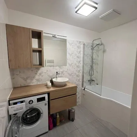Apartman Kmetova So Sukromnym Parkovanim Zdarma, 5 Min Peso Do Centra Kosice Exterior photo